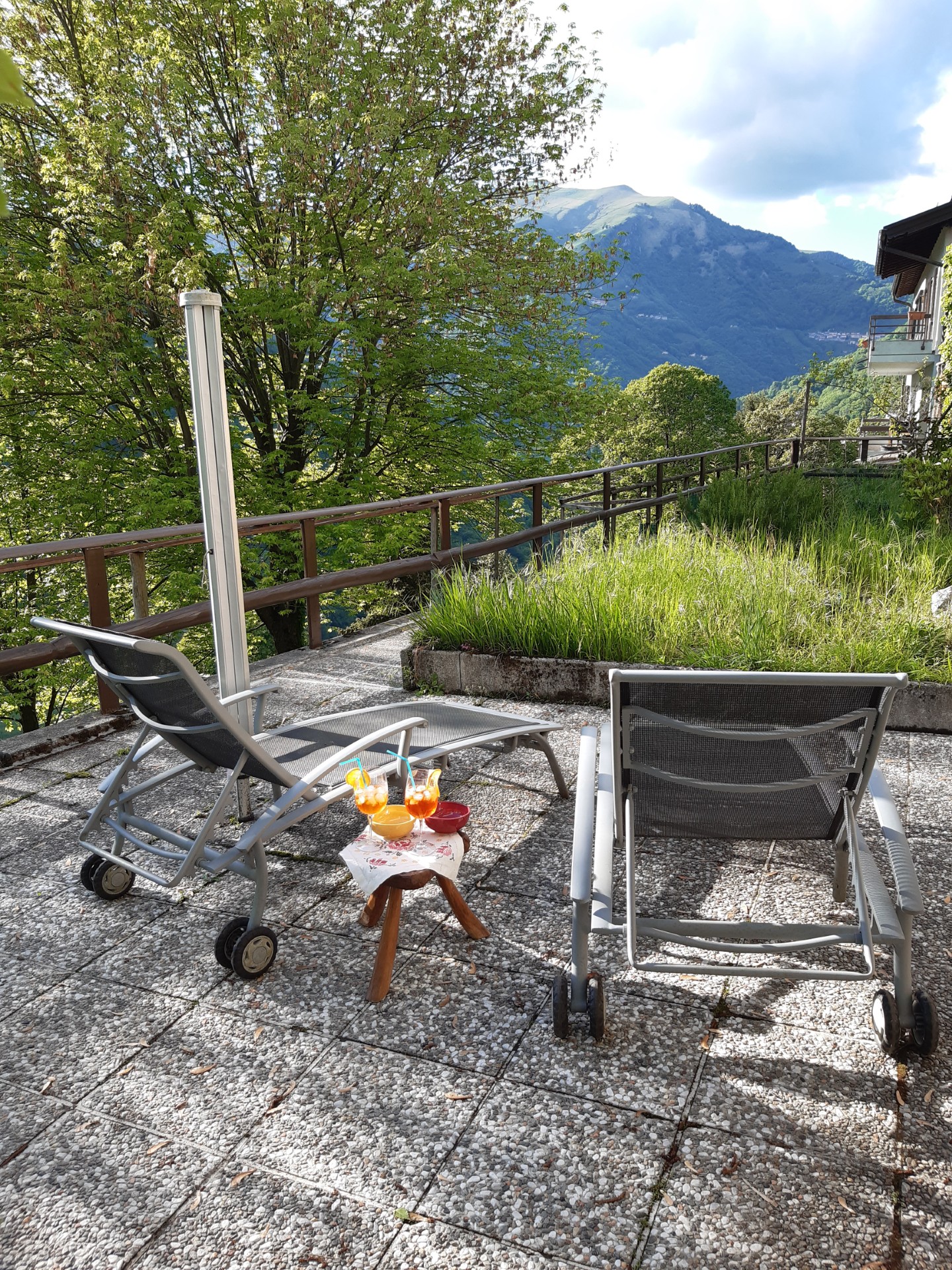 Liegestühle mit Aperitif auf der Terrasse der Casa Natura mit Bergblick in der Valle di Muggio