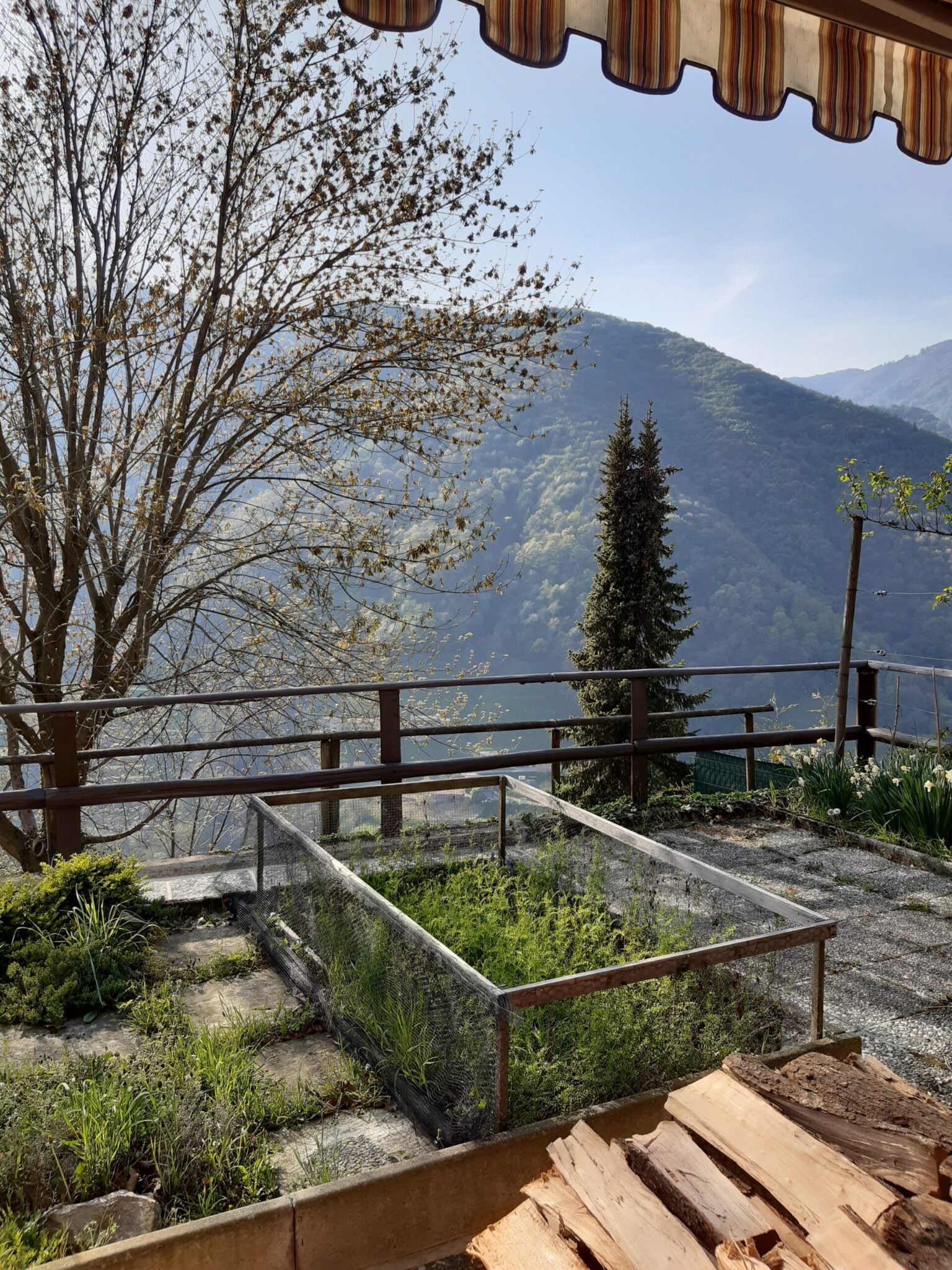Garten und Terrasse der Ferienwohnung imi Tessin mit Blick auf die bewaldeten Berge der Valle di Muggio