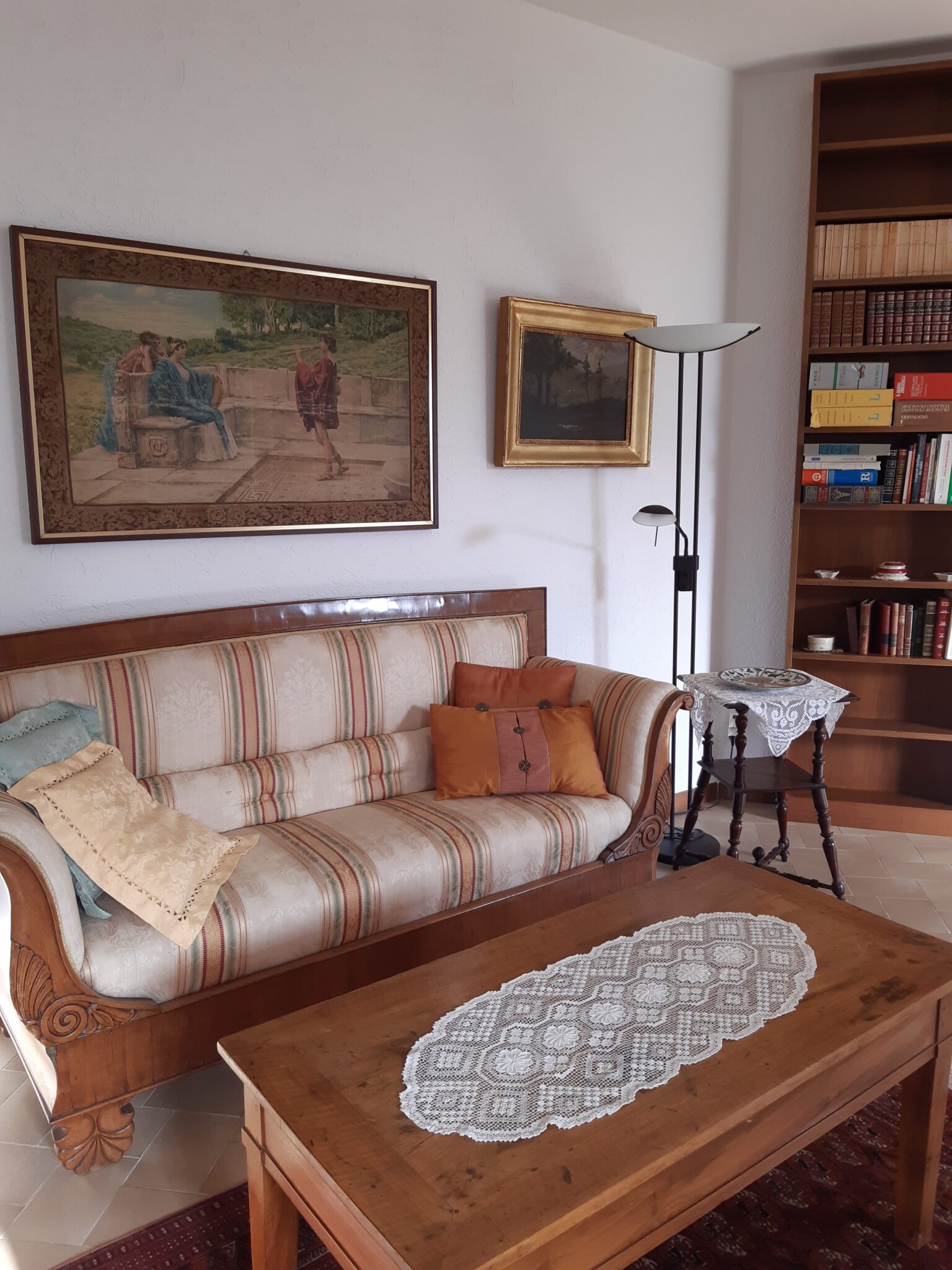 Gemütliches Sofa im Wohnzimmer der Casa Natura mit Bibliothek und traditioneller Einrichtung