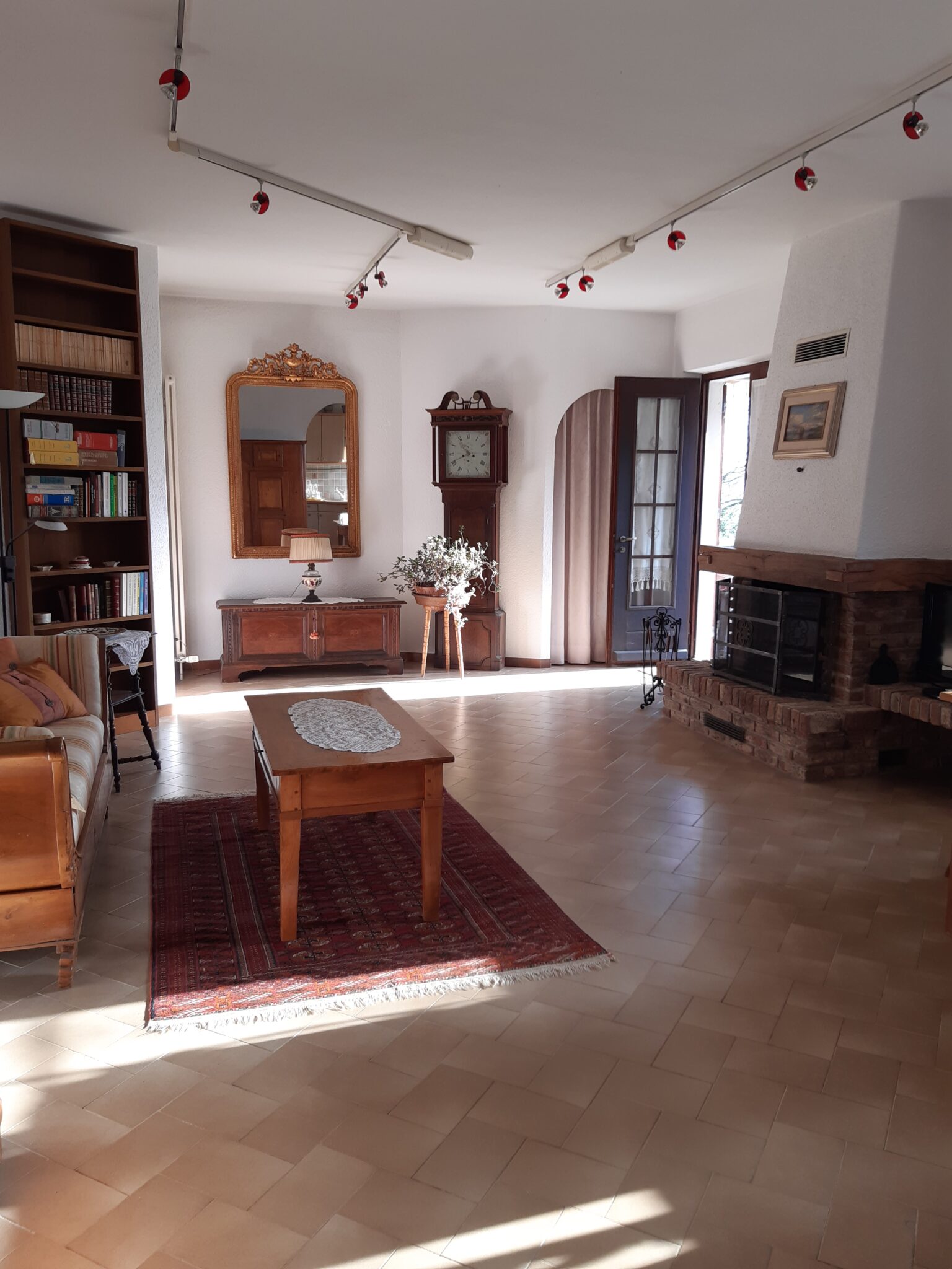 Helles Wohnzimmer der Casa Natura mit Kamin und gemütlicher Einrichtung in Cabbio