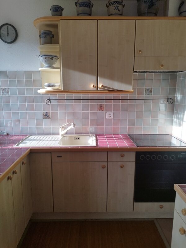 Gemütliche Küche der Ferienwohnung in Cabbio mit Holzmöbeln und kompletter Ausstattung.