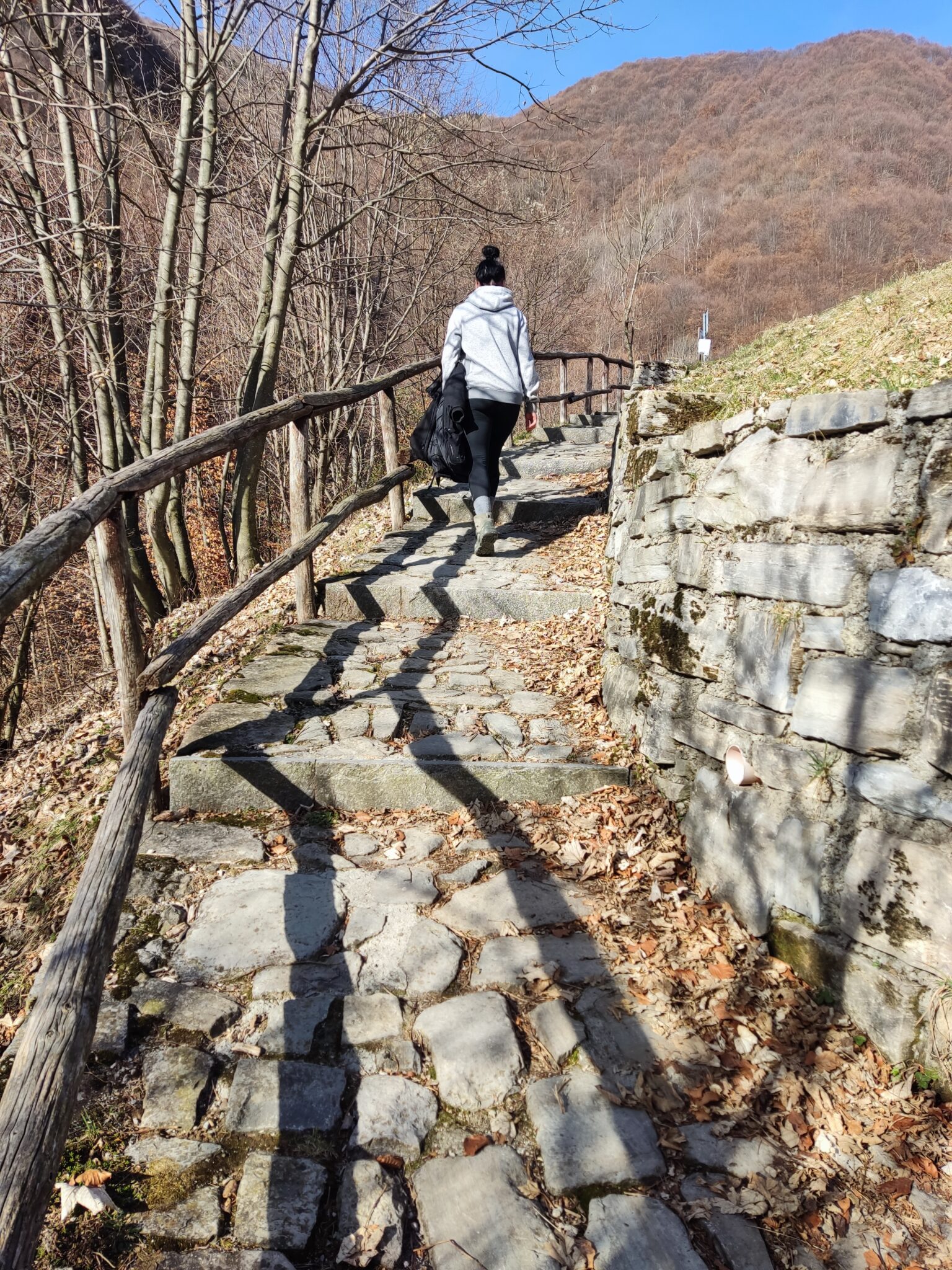 Historischer Wanderweg mit Natursteinpflaster in der Valle di Muggio im Tessin
