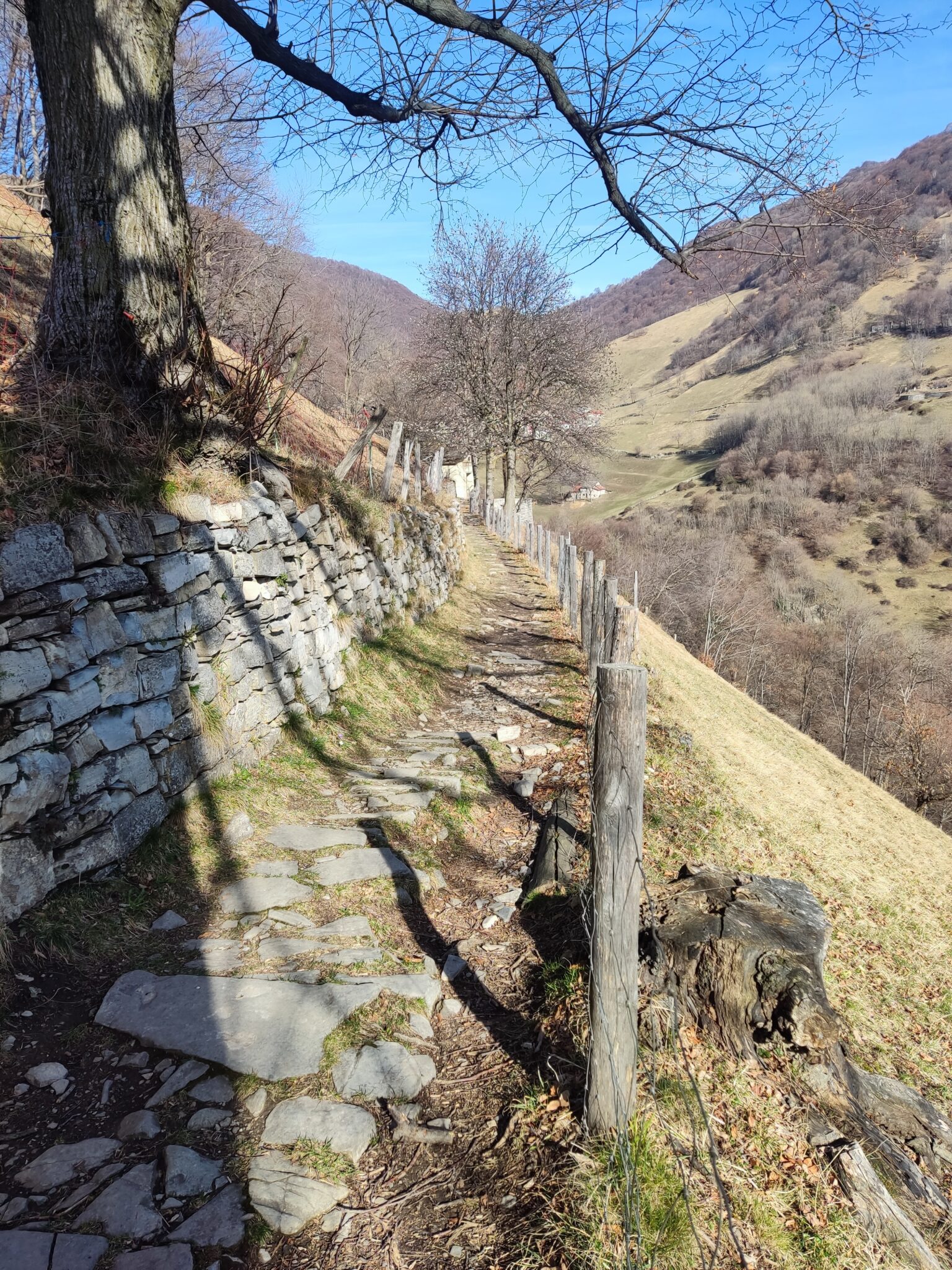 Historischer Wanderweg in der Valle di Muggio im Tessin mit Natursteinmauern und alpiner Landschaft