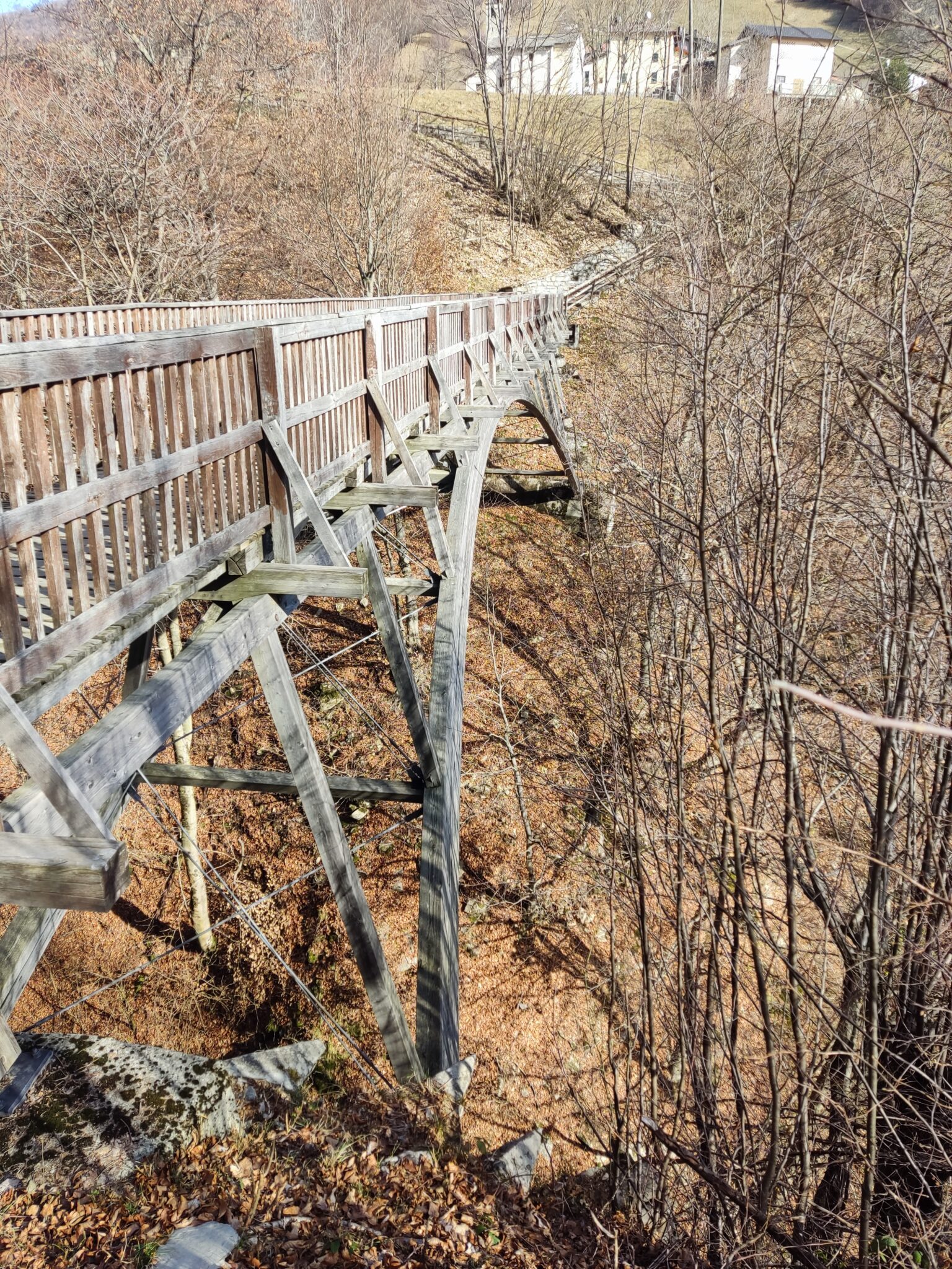 Holzbrücke entlang eines Wanderwegs in der Valle di Muggio nach Erbonne im Tessin