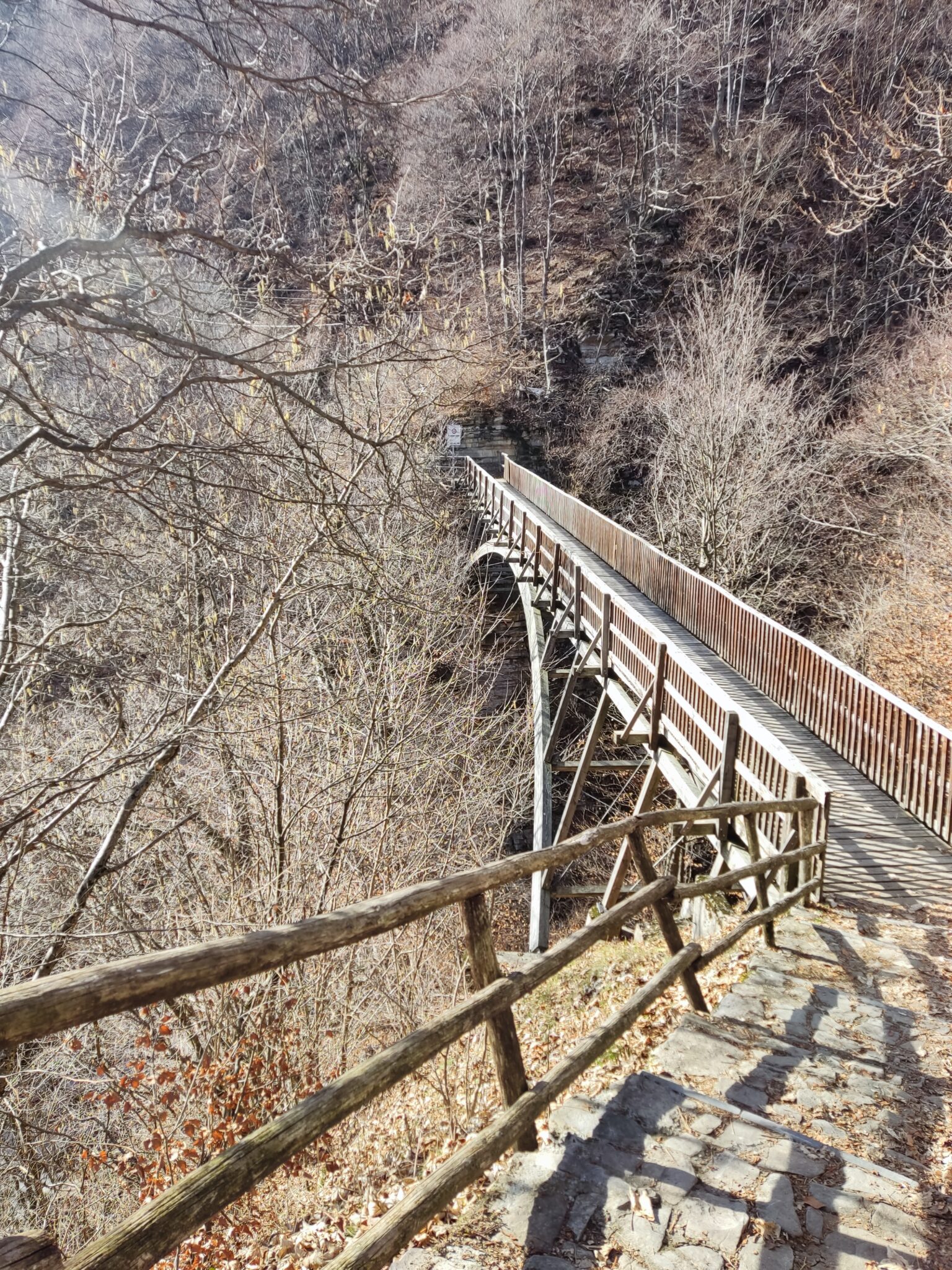 Nach Holzbrücke entlang eines Wanderwegs in der Valle di Muggio nach Erbonne im Tessin