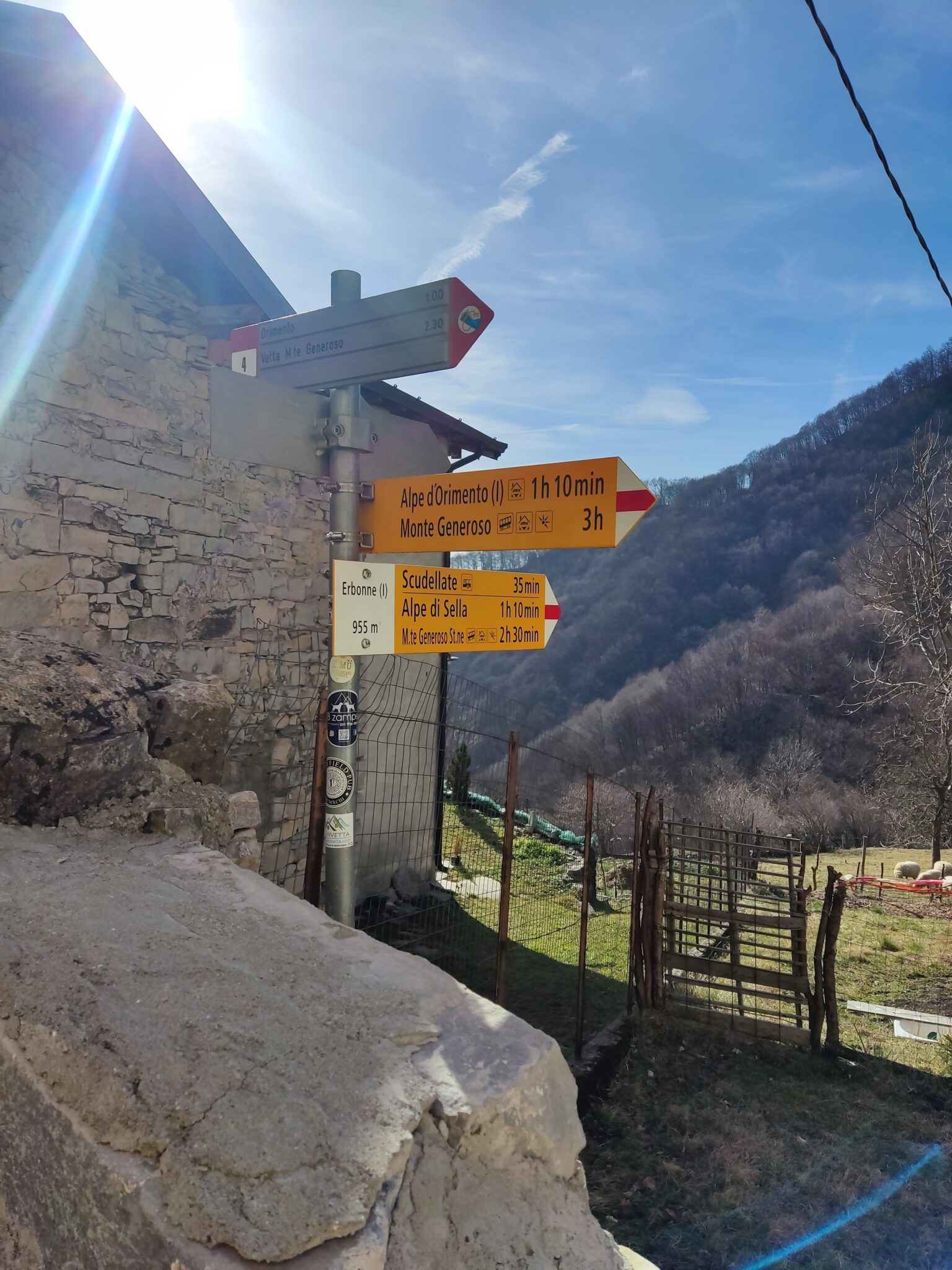 Wegweiser für Wanderungen von Erbonne zum Monte Generoso und Alpe di Orimento in der Valle di Muggio im Tessin